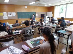 講師がこどもたちに説明をしている写真です。