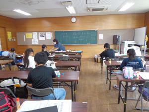 制作している子どもたちの写真です。