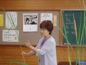 講師がいけばなの指導をしている写真です。