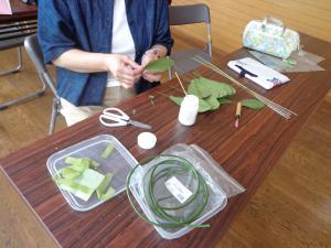 受講生が葉っぱのパーツをつくっている写真です。