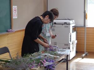 講師が指導している写真です。
