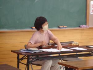 講師が大正琴を弾いている写真です。