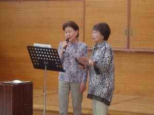 講師が受講生に指導をしている写真です。
