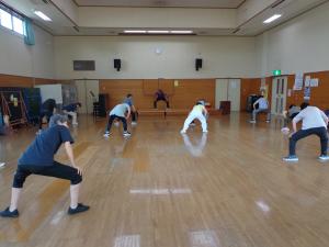 受講生たちが講師の指導を受けている写真です。