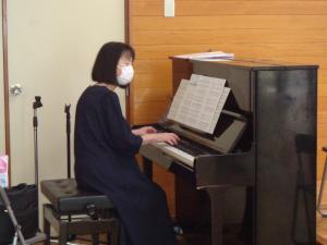 伴奏者がピアノを弾いている写真です。