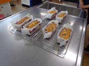 テーブルに焼き上がったケーキが並んでいる写真です。
