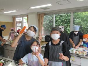 親子で楽しく料理をしている写真です