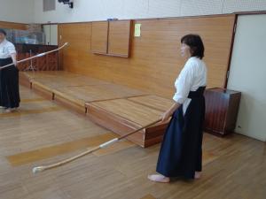 講師がなぎなたを指導している写真です。