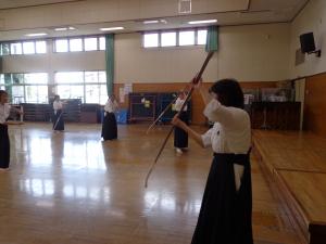 講師と受講生が型を練習している写真です。