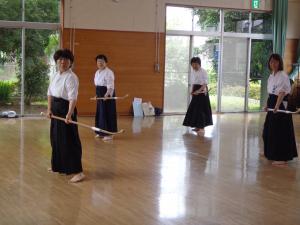 受講生が構えている写真です。