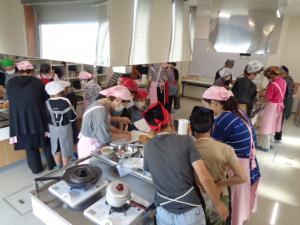 親と子の料理教室の様子その２
