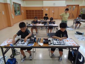 お手本を見ながら書く3年生と4年生と6年生