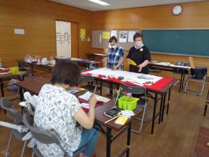 講師と受講者が絵をかいている写真です。