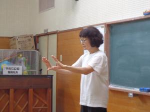 講師が型をみせている写真です。