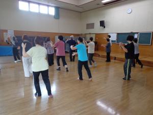 太極拳を学んでいる受講者たちの写真です。