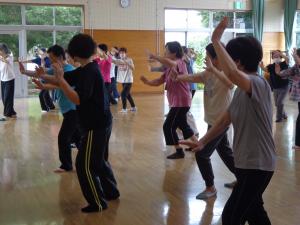 太極拳を学んでいる受講者たちの写真です。