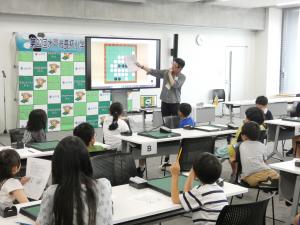 瀧澤ブロック長によるオセロ講座の様子