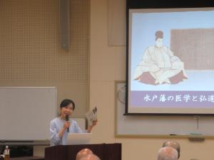 先生が講演をしている写真です