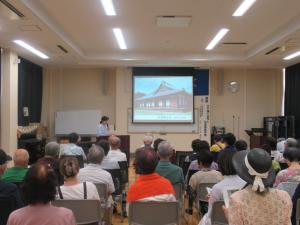 参加者が真剣に話しを聴いている様子のしゃしんです