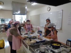子どもが食材のパンを切っている写真