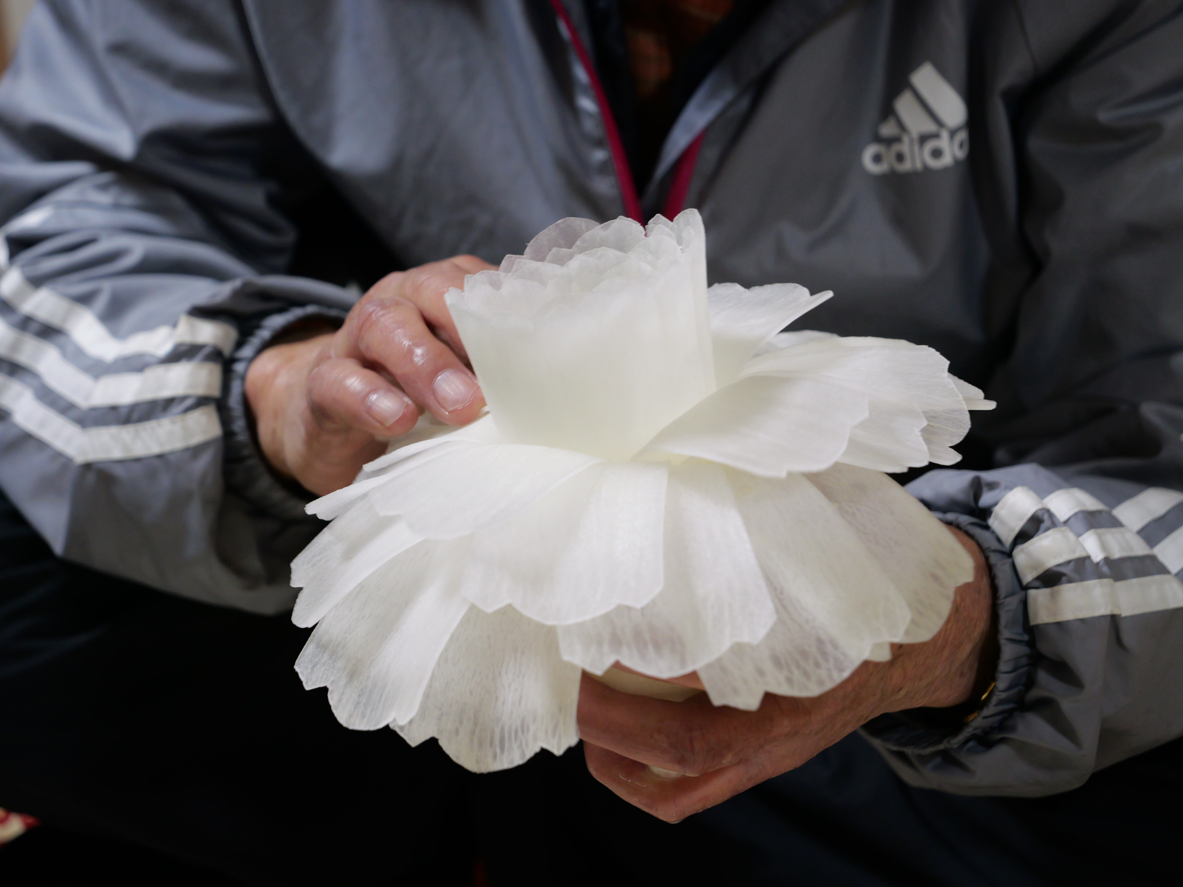 大根むき花の牡丹を作成している