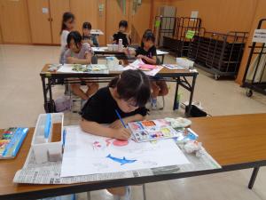 細かい絵を描いている様子