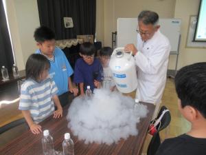 アイスクリームの材料に先生が液体窒素を入れている写真