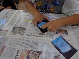 小学生が指で色をぼかしている写真です