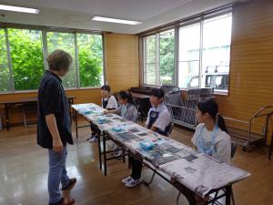 講師が小学生に教えている写真です