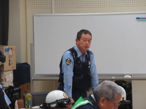 水戸駅南口交番所長が挨拶している写真