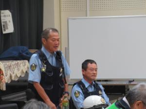酒門交番所長が挨拶している写真