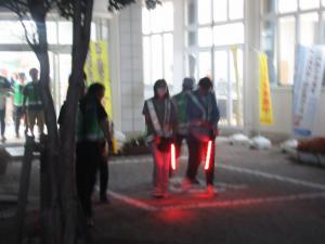 出発式の会場から夜間パトロールに行く写真