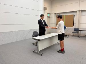 石田館長へ水戸市長からのメッセージ交換