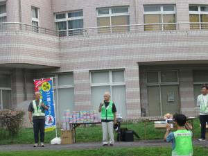 吉田地区自治実践会の山﨑会長が挨拶している写真