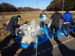 石川川清掃で回収したゴミをまとめている写真です
