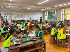 飯富小学校放課後学級のオセロ講座の様子
