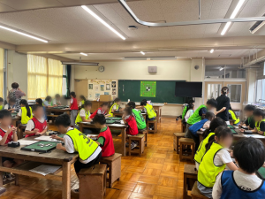 飯富小学校放課後学級のオセロ講座の様子