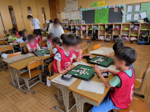 新荘小学校放課後学級のオセロ講座の様子