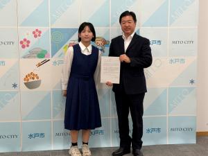 市長へメッセージ手渡し