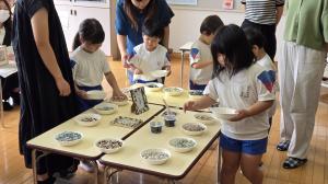 子どもがタイルを選んでいる様子