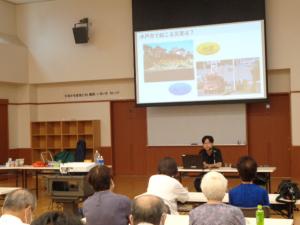 我が家の防災の講話の様子（正面スクリーンと講師）