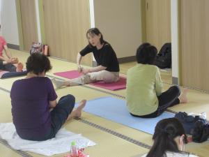 ピラティスを体験している写真です