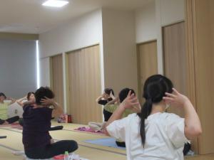 ピラティスを体験している写真です