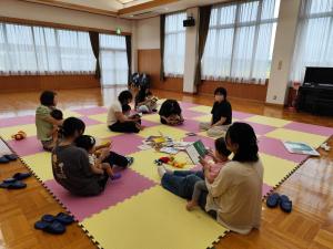 読み聞かせ様子写真①
