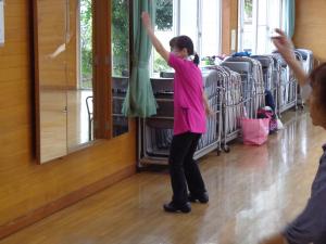 講師が指導をしている写真です。