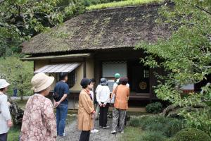 西山御殿を見学する参加者