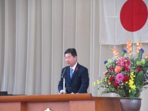 高橋市長がお祝いの挨拶をしている写真