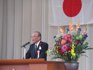 水戸市社会福祉協議会の保立会長がお祝いの挨拶をしている写真