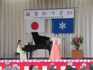 増渕先生の伴奏に合わせて飛田先生が歌う写真