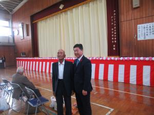 百寿を迎えた郡司さんと高橋市長の写真